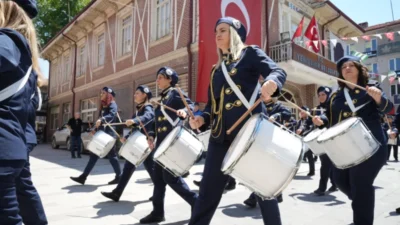 Unutulmaya y&uuml;z tutmuş el sanatlarının ustaları ile mesleklerinde yarım asrı