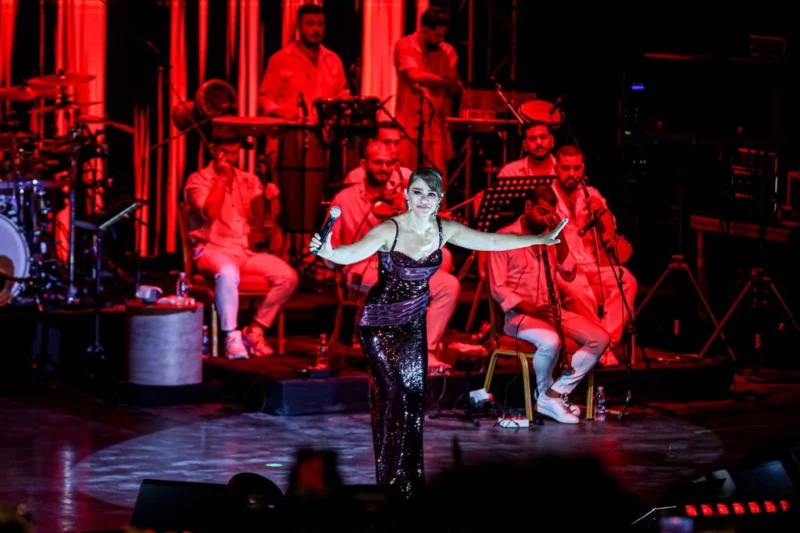 Uluslararası Bursa Festivali kapsamında Kültürpark Açıkhava Tiyatrosu’nda sahne alan sanatçı