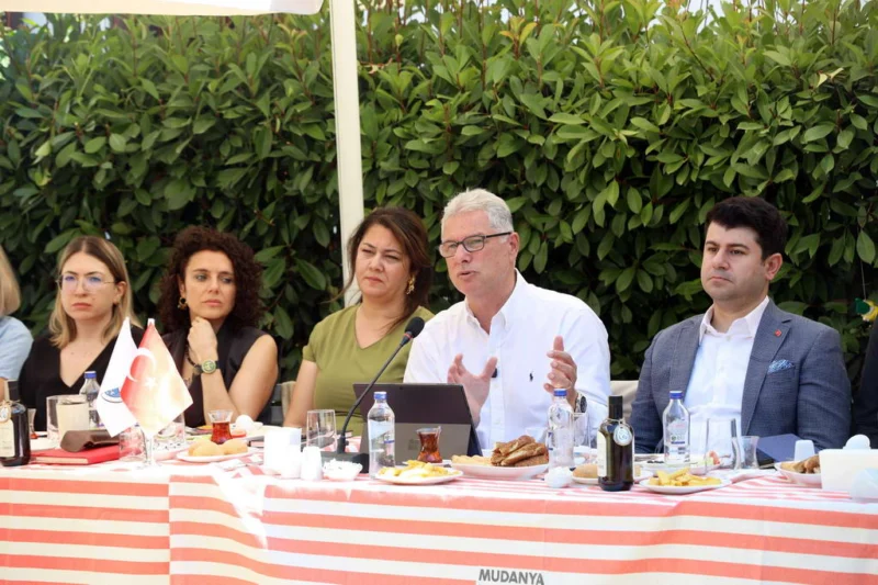 Mudanya Belediye Başkanı Deniz Dalgıç, ilçenin geleceğini muhtarlarla birlikte planlamak