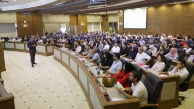 Bursa Büyükşehir Belediyesi Meclis Salonu’nda gerçekleştirilen eğitim programında, resmi yazışmalara