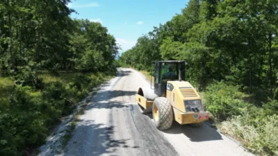 Bursa Büyükşehir Belediyesi, 17 ilçede sürdürdüğü yol yenileme çalışmaları kapsamında