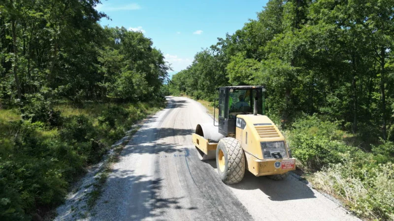 Bursa Büyükşehir Belediyesi, 17 ilçede sürdürdüğü yol yenileme çalışmaları kapsamında