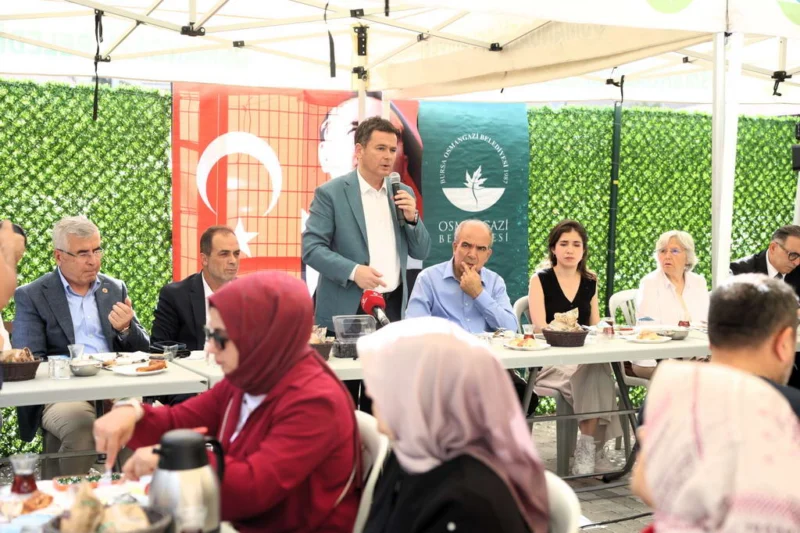 Osmangazi Belediye Başkanı Erkan Aydın, mahalle ziyaretleri kapsamında Çirişhane Mahallesi