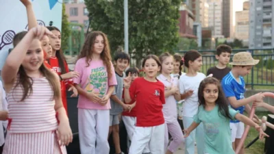 Osmangazi Belediyesi’nin yaz akşamlarına renk katan Mahalle Şenlikleri, Doğanbey Mahallesi’nde