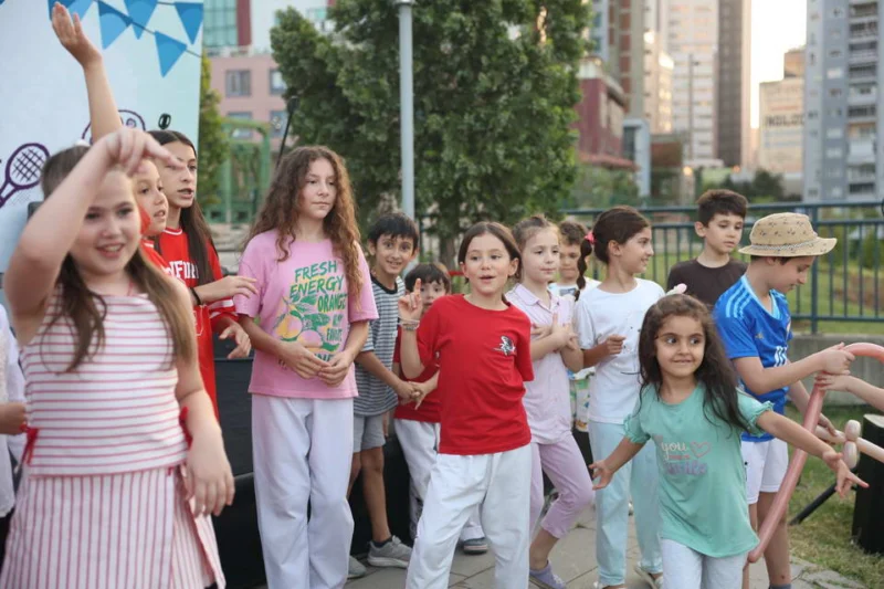 Osmangazi Belediyesi’nin yaz akşamlarına renk katan Mahalle Şenlikleri, Doğanbey Mahallesi’nde