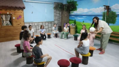 Osmangazi Belediyesi’nin Hüdavendigar Yetenek Evi’nde başlattığı drama atölyesi, çocukların yaz