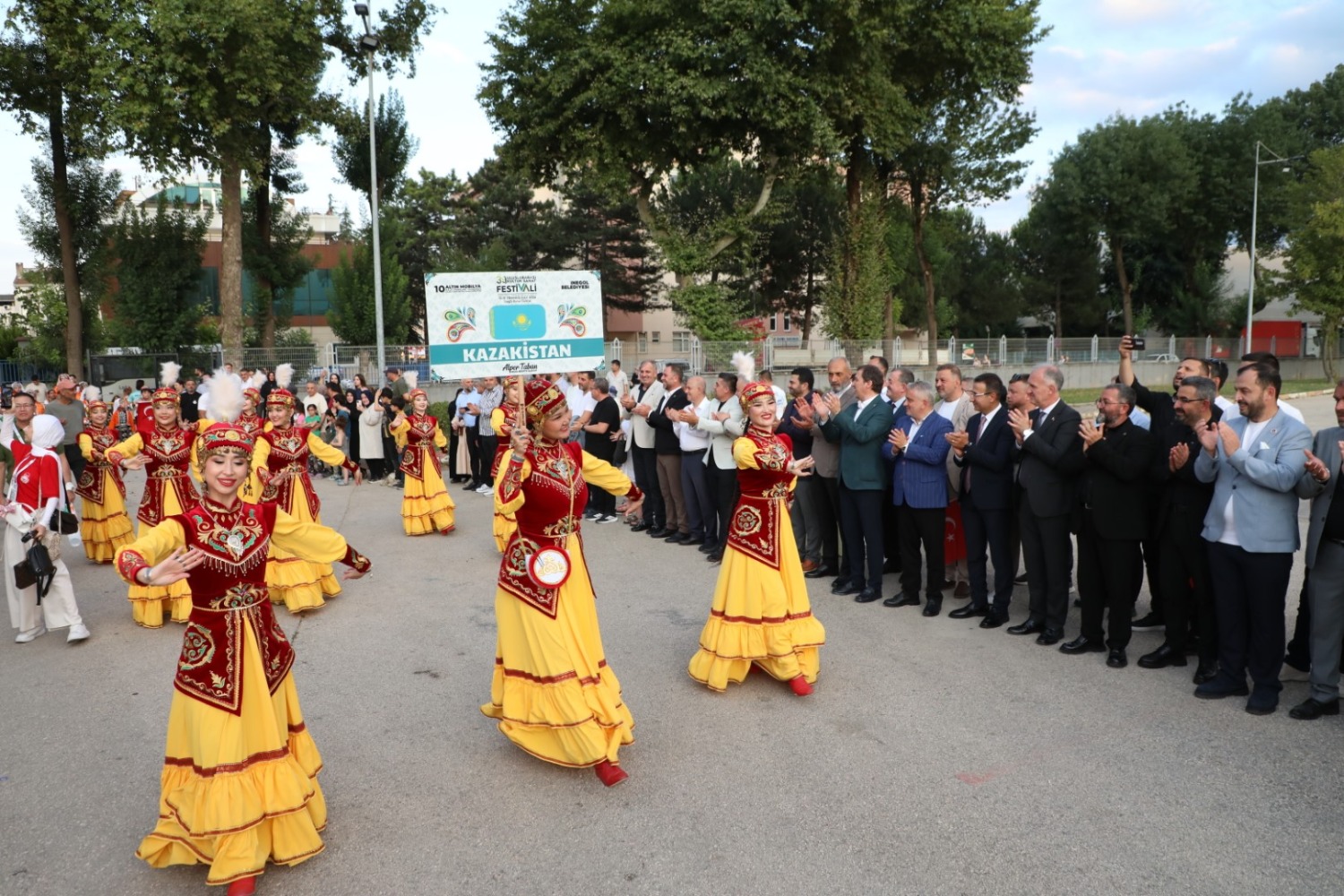 İnegöl Belediyesi’nin düzenlediği 39. Uluslararası Kültür Sanat Festivali, Pazar akşamı