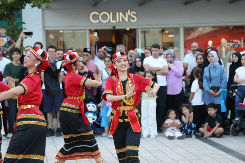 İnegöl Belediyesi’nin düzenlediği 39. Uluslararası Kültür Sanat Festivali, dış park