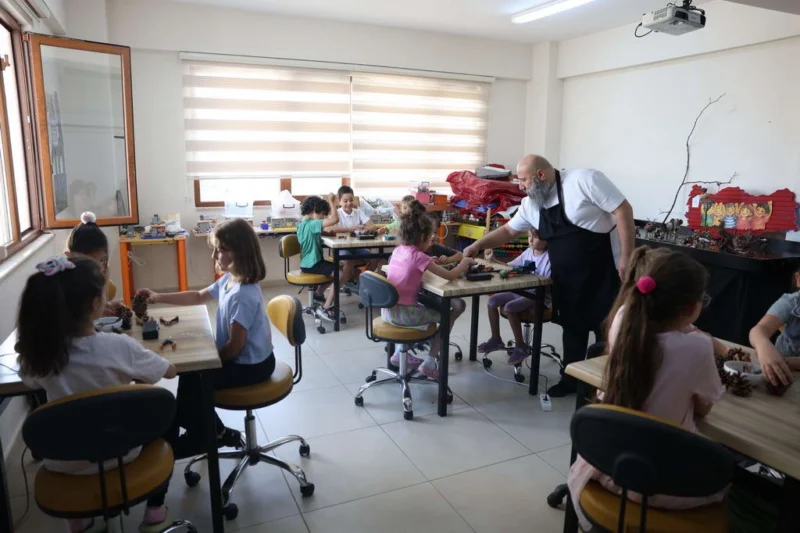 Osmangazi Belediyesi’nin Hüdavendigar Yetenek Evi’nde başlattığı “Orman Sanatları Atölyesi”, çocukların