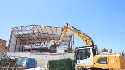 Osmangazi Belediyesi, Yunuseli Mahallesi’nde ruhsatsız olarak inşa edilip depo amaçlı