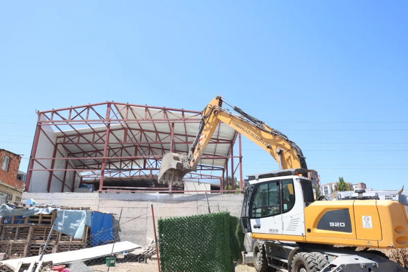 Osmangazi Belediyesi, Yunuseli Mahallesi’nde ruhsatsız olarak inşa edilip depo amaçlı