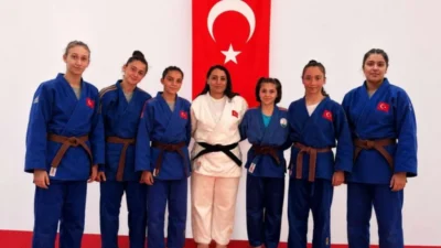 Osmangazi Belediyespor'un altyapısından yetişen 6 milli judocu ile antrenör Tuğba