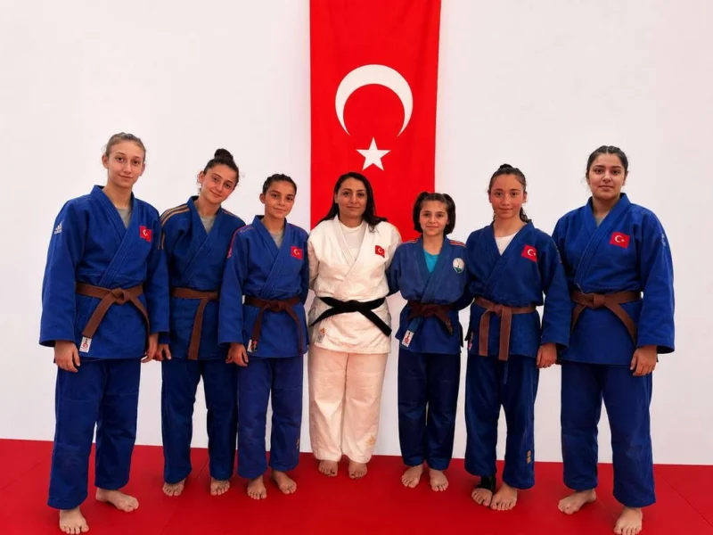 Osmangazi Belediyespor'un altyapısından yetişen 6 milli judocu ile antrenör Tuğba