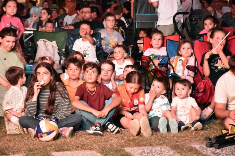 İznik Belediyesi dördüncüsünü gerçekleştirdiği yaz etkinlikleri animasyon film gösterimiyle başladı.
