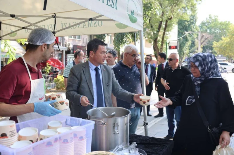 Muharrem ayının manevi atmosferini vatandaşlarla paylaşan Osmangazi Belediye Başkanı Erkan
