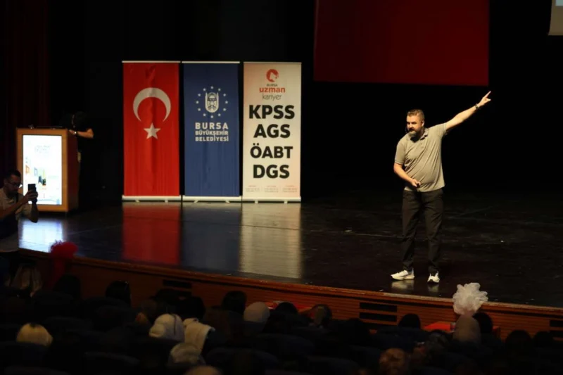 Bursa Büyükşehir Belediyesi’nin Kamu Personeli Seçme Sınavı’na (KPSS) hazırlanan gençler