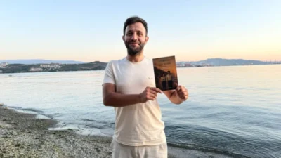 Edebiyat dünyasında kendine özgü tarzıyla geniş bir kitleye ulaşan yazar