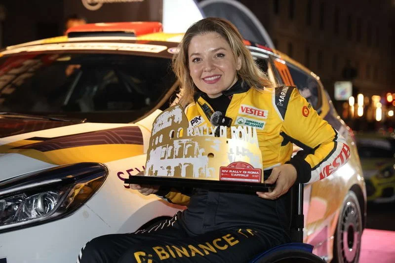 Başarılı sporcu, zorlu etapları üstün bir performansla tamamlayarak Rally5 kategorisinde