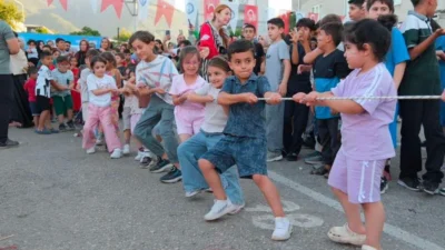 Yıldırım Belediyesi’nin düzenlediği ‘Geleneksel Mahalle Çocuk Şenlikleri’ renkli görüntülerle başladı.
