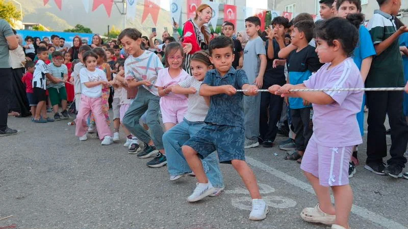 Yıldırım Belediyesi’nin düzenlediği ‘Geleneksel Mahalle Çocuk Şenlikleri’ renkli görüntülerle başladı.