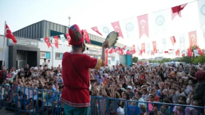 Yıldırım Belediyesi’nin düzenlediği ‘Geleneksel Mahalle Çocuk Şenlikleri’, Sakarya Mahallesi’nde minikleri