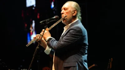 Fatih Erkoç, zamana meydan okuyan şarkılarıyla Bursalılara unutulmaz bir gece