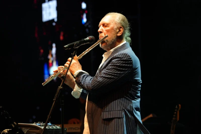 Fatih Erkoç, zamana meydan okuyan şarkılarıyla Bursalılara unutulmaz bir gece