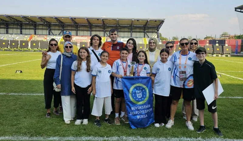 Bursa Büyükşehir Belediyespor Kulübü sporcuları, Düzce’de gerçekleştirilen 2026 U13-U15 Açık