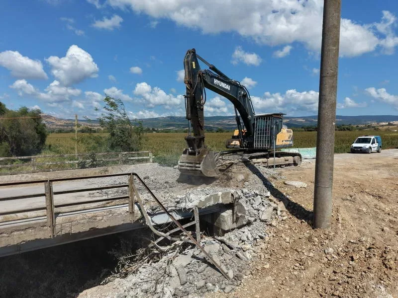 Bursa Büyükşehir Belediyesi, Karacabey’deki Çapraz Çay Deresi üzerinde ekonomik ömrünü