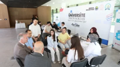 İnegöl Belediyesi, üniversite adaylarını tercih döneminde de yalnız bırakmıyor. İlçe