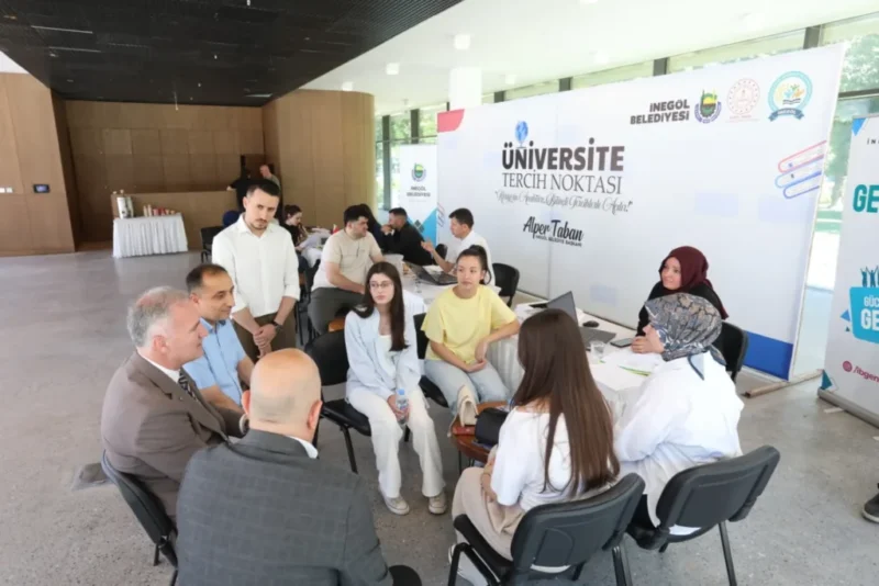 İnegöl Belediyesi, üniversite adaylarını tercih döneminde de yalnız bırakmıyor. İlçe
