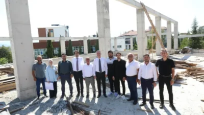 İnegöl Belediyesi’nin Alanyurt Yunusemre Mahallesinde yapımına başladığı yüzme havuzunda çalışmalar