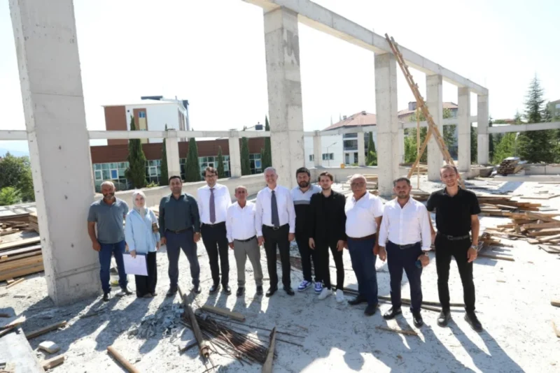 İnegöl Belediyesi’nin Alanyurt Yunusemre Mahallesinde yapımına başladığı yüzme havuzunda çalışmalar