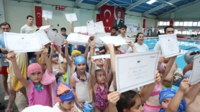 Osmangazi Belediyesi’nin yüzme branşında eğitim alan çocuklar, Demirtaş Yüzme Havuzu’nda