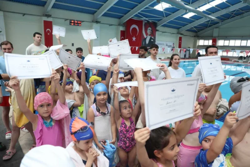 Osmangazi Belediyesi’nin yüzme branşında eğitim alan çocuklar, Demirtaş Yüzme Havuzu’nda