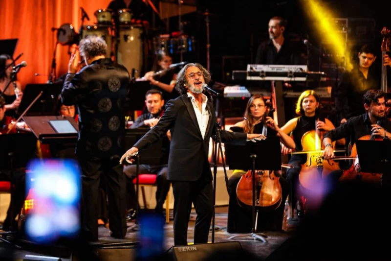 Bursalı sevilen sanatçı Fettah Can, müzikseverlere unutulmaz bir gece yaşattığı