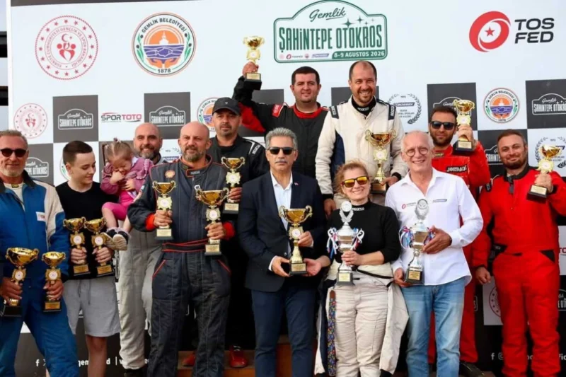 Adrenalin ve heyecanın zirve yaptığı yarışlarda sporcular, zorlu toprak parkurda