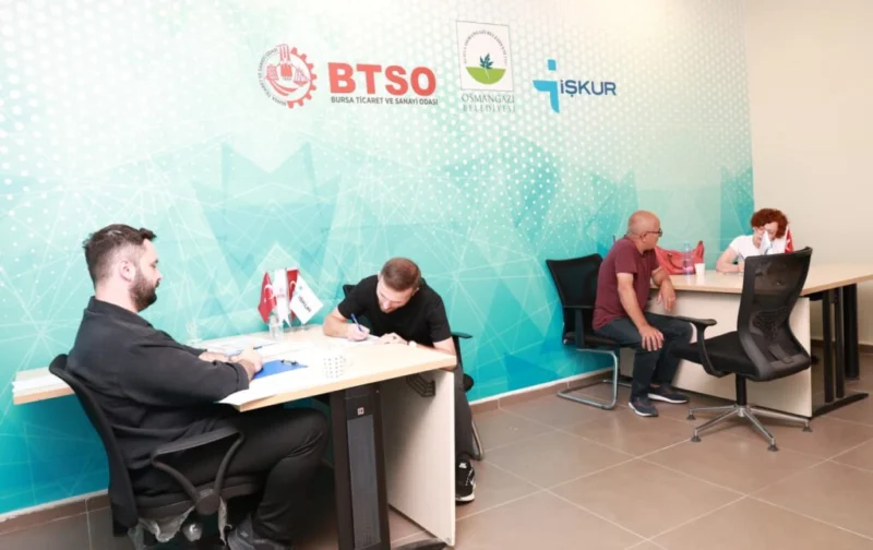 Osmangazi Belediyesi’nin iş arayan vatandaşlarla işverenleri buluşturduğu istihdam buluşmalarının bir