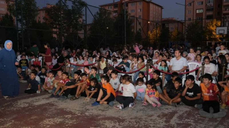 İnegöl Belediyesi’nin “İnegöl’de Yaz Etkinlikleri” kapsamında düzenlediği “Karagöz’ün Salıncağı” adlı
