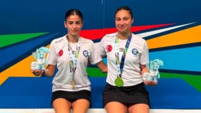 Osmangazi Belediyespor sporcusu Zeynep Berre Ocakoğlu ve partneri Beren Aşkar,