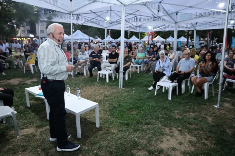 Esentepe Mahallesi sakinleri ile bir araya gelen Nilüfer Belediye Başkanı
