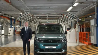 Opel, ticari araç ailesinin iddialı modeli Combo’yu Türkiye’de üretmeye hazırlanıyor.