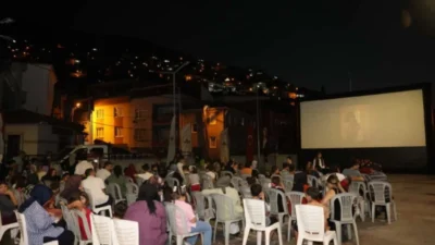 Osmangazi Belediyesi’nin “Osmangazi’de Yaz Film Gösterimleri” kapsamında Mollafenari Mahallesi’nde düzenlediği