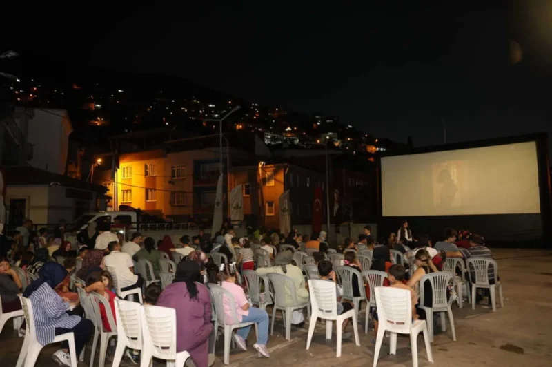 Osmangazi Belediyesi’nin “Osmangazi’de Yaz Film Gösterimleri” kapsamında Mollafenari Mahallesi’nde düzenlediği