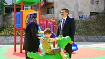 Yıldırım Belediyesi, yaz döneminde parklardaki bakım ve onarım çalışmalarını yoğunlaştırdı.