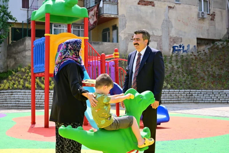 Yıldırım Belediyesi, yaz döneminde parklardaki bakım ve onarım çalışmalarını yoğunlaştırdı.