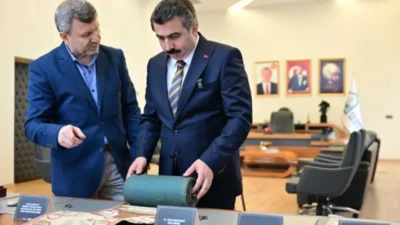 Farklı dönemlere ait kültürel ve manevi değeri yüksek objelerin yanı