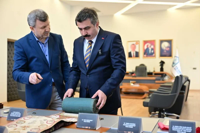 Farklı dönemlere ait kültürel ve manevi değeri yüksek objelerin yanı
