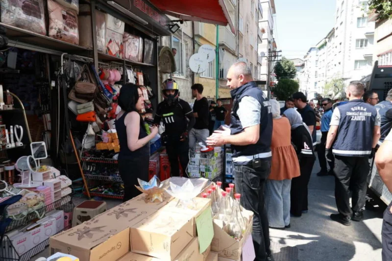 Osmangazi Belediyesi Zabıta Müdürlüğü ekipleri, ilçe genelinde kaldırımların işgal edilmesini