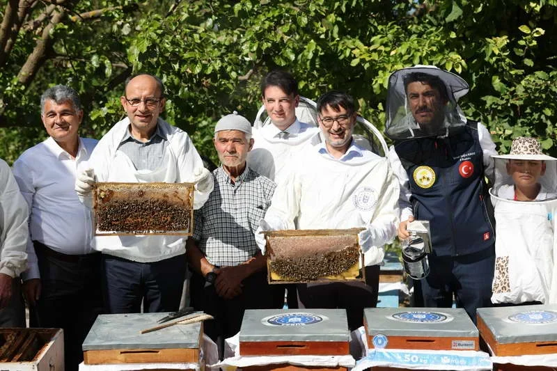 Bursa Büyükşehir Belediyesi, kırsal kalkınmayı önceleyen çalışmalar kapsamında kovan desteği